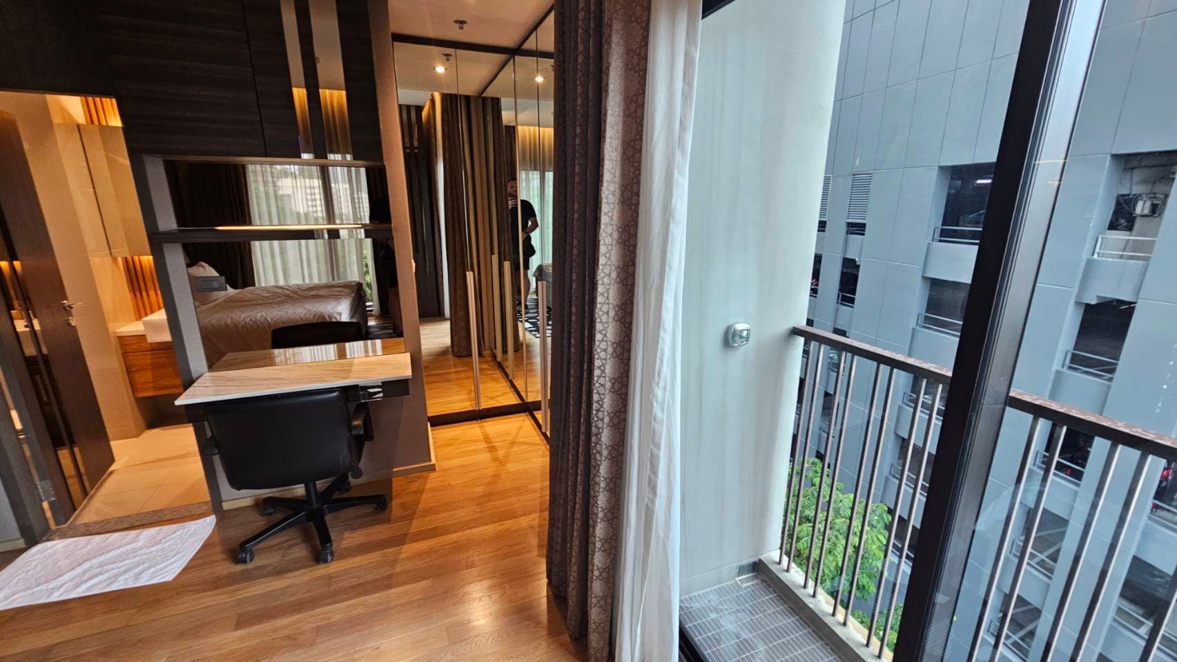 11111 – 1136_living_room.jpg