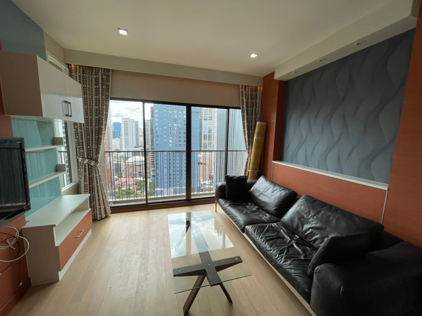 11113 – 121_living_room.jpg