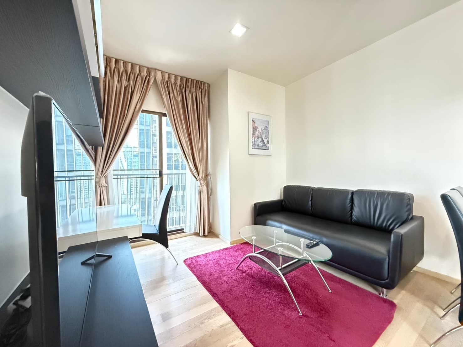 11135 – 1130_living_room.jpg