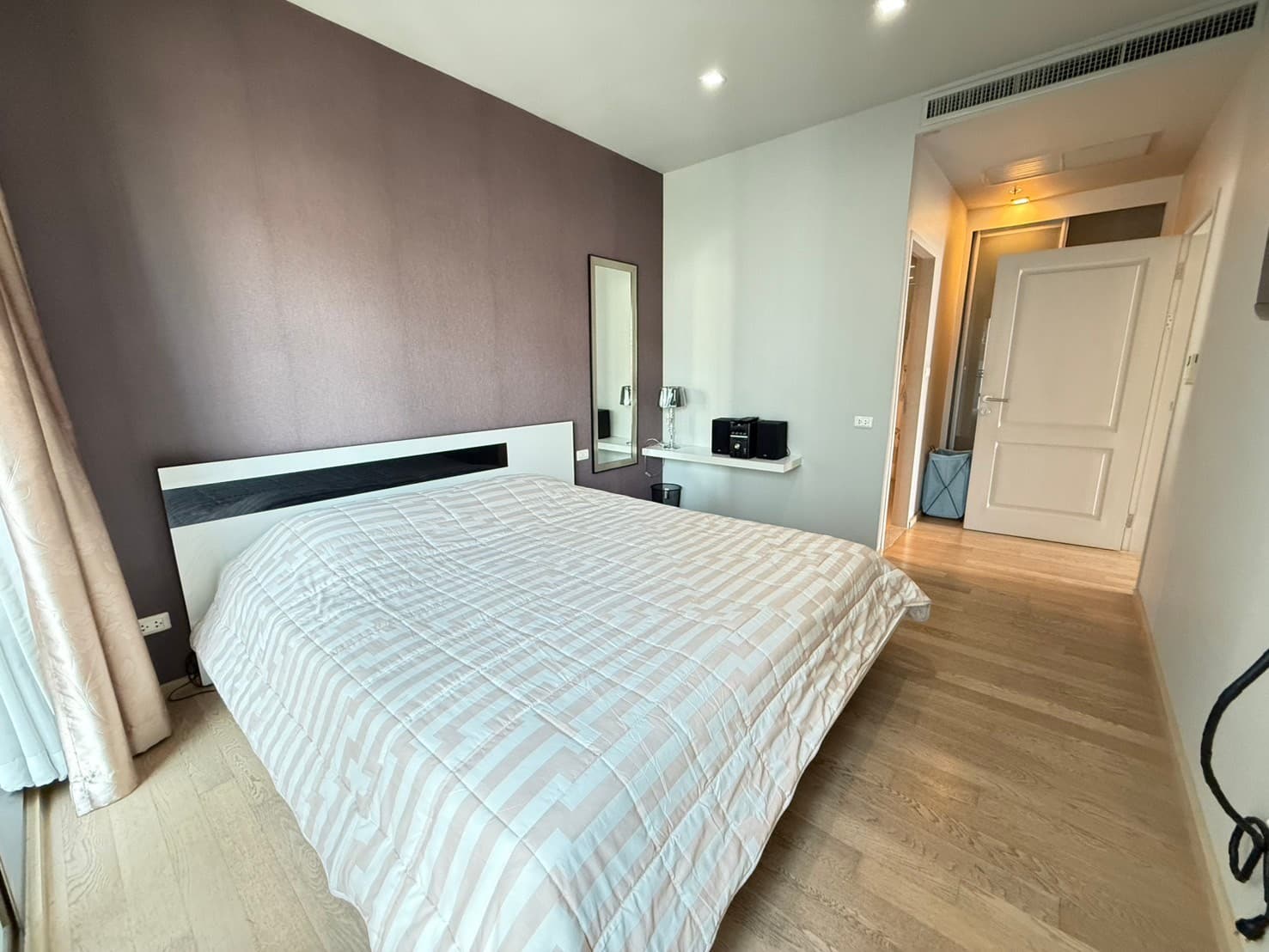 11135 – 212_bedroom.jpg