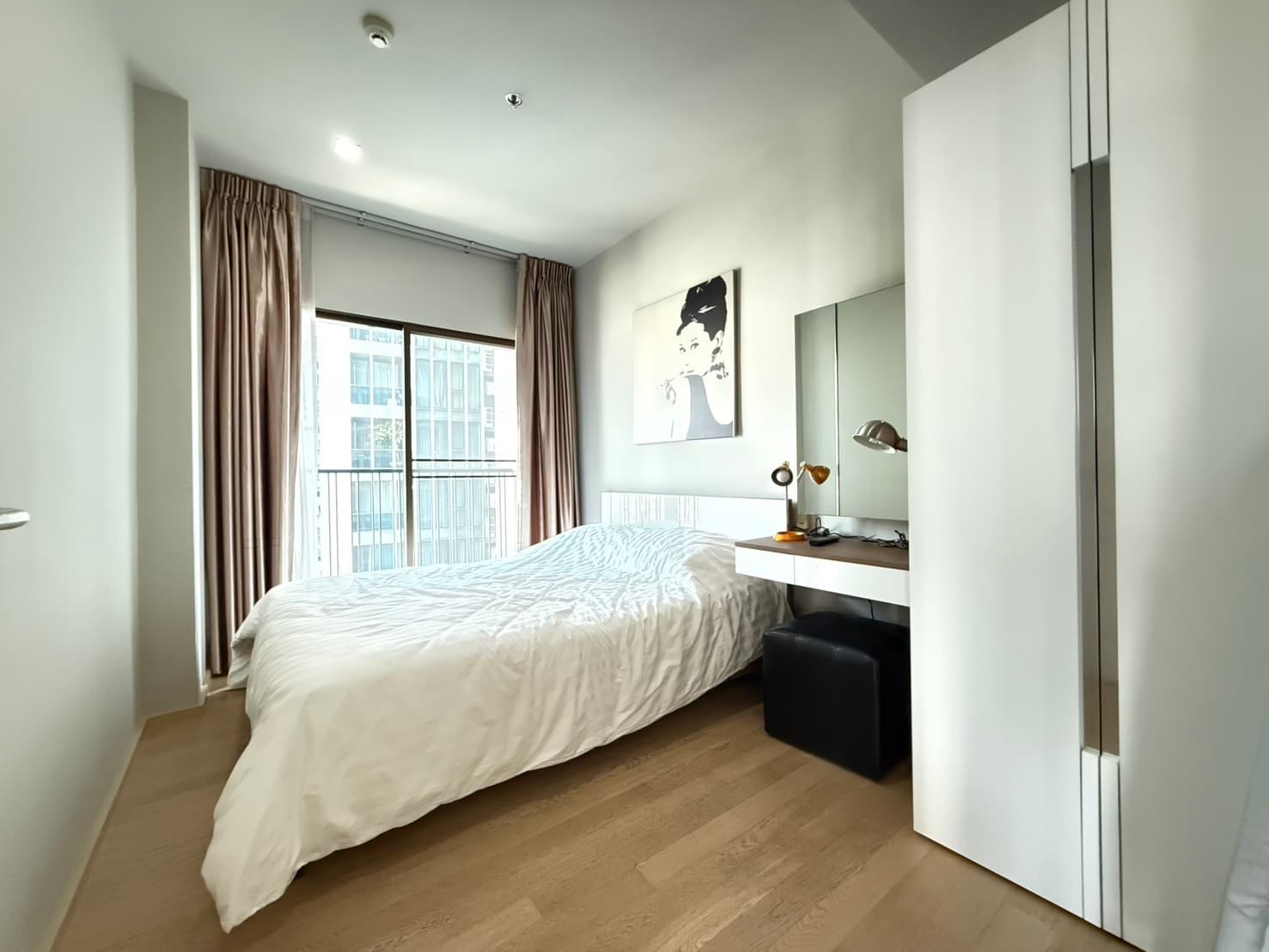 11135 – 219_bedroom.jpg