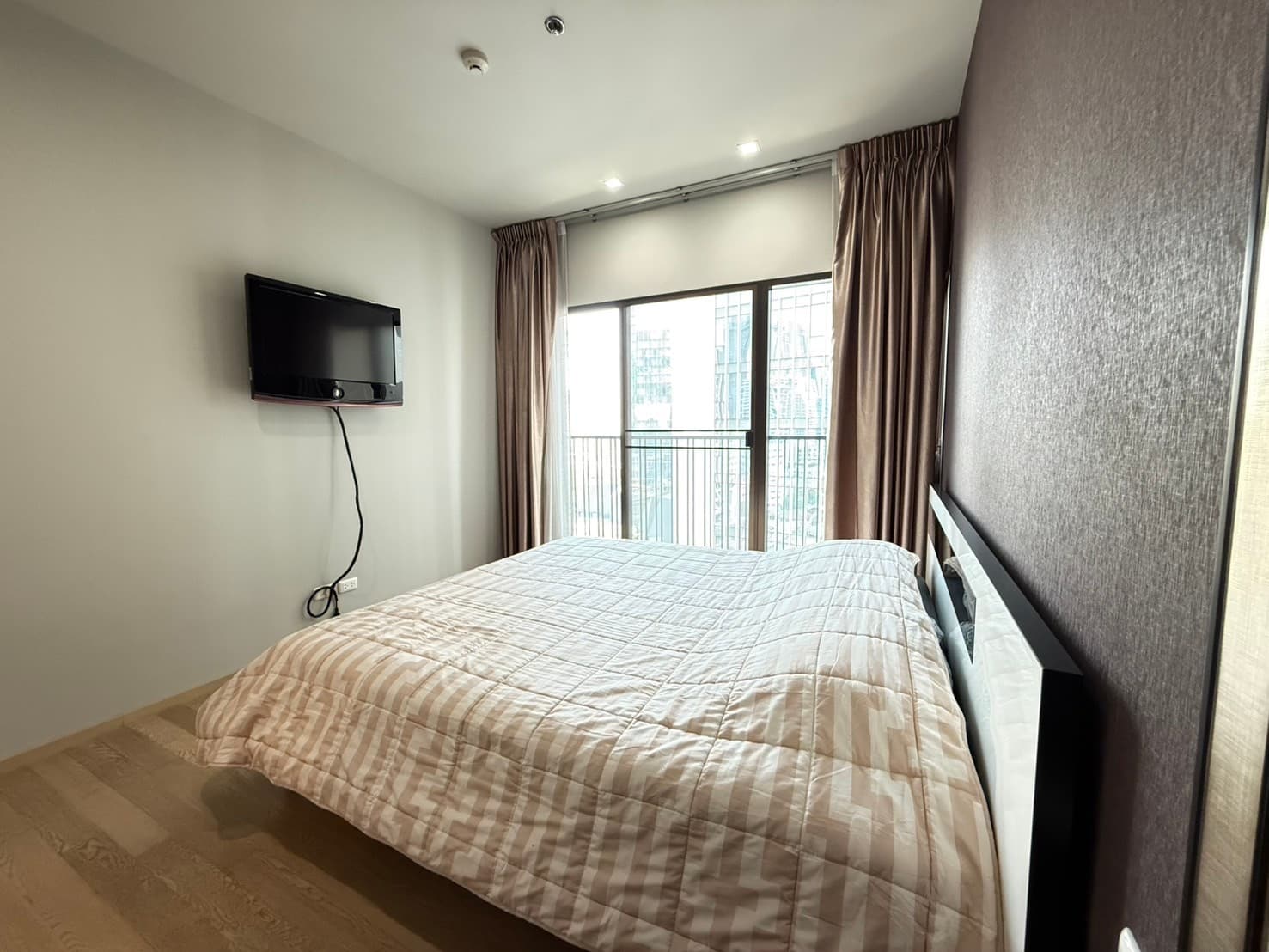 11135 – 286_bedroom.jpg