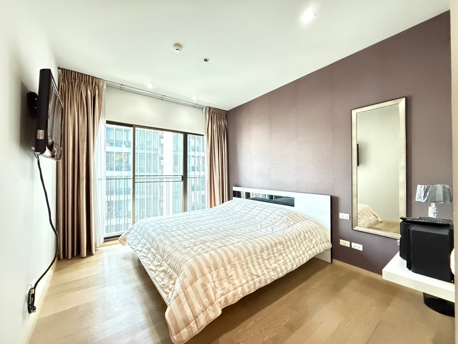 11135 – 290_bedroom.jpg