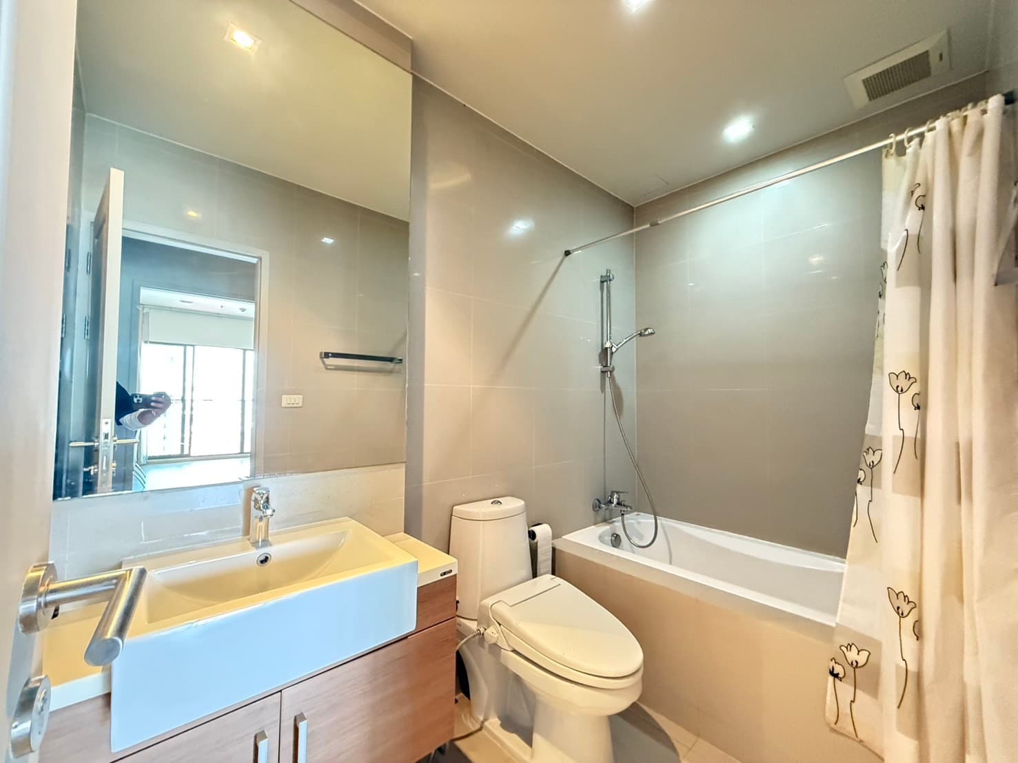 11135 – 301_bathroom.jpg