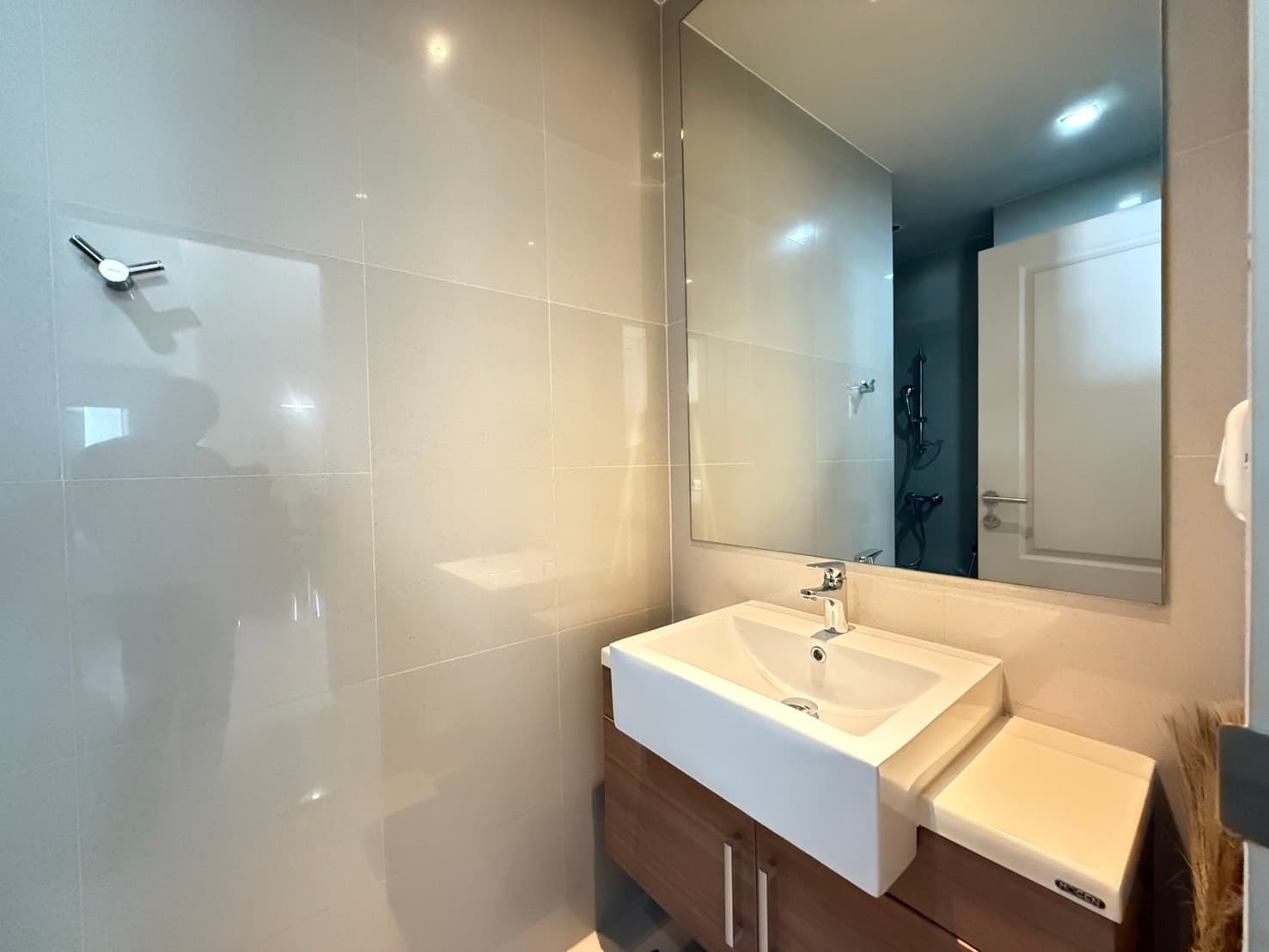 11135 – 305_bathroom.jpg